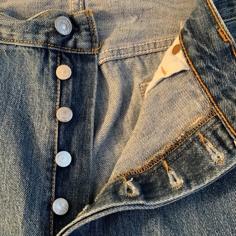 LEVI’S. Men’s 501  blue jeans. L30 X W36. Button‎ fly. Excellent conditio…